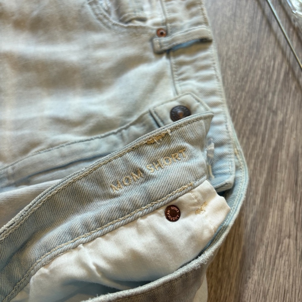 American Eagle Outfitters Light Wash Stretch Mom Jean Shorts - Picture 4 of 8